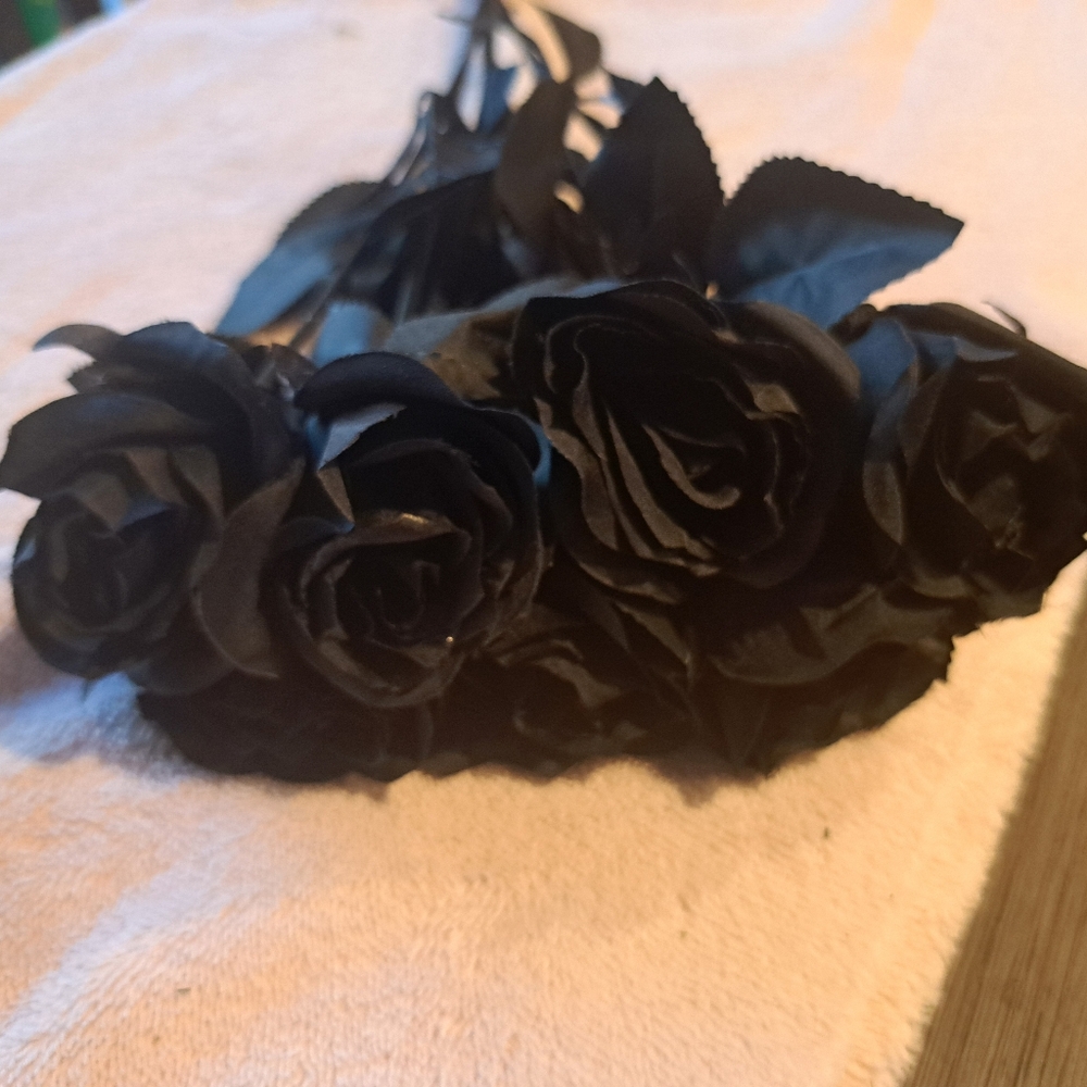 Artificial Venus Flytrap, Black Faux Roses, Orange Ranunculus, Fern Leaves Etc. - Picture 9 of 10